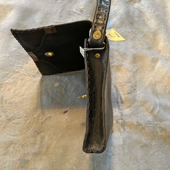 SHOULDER BAG, LEATHER, 9x9x1.5 inches, BLACK/BEIGE, SHINY GOLD TONE METAL CLASP, - Picture 5 of 5